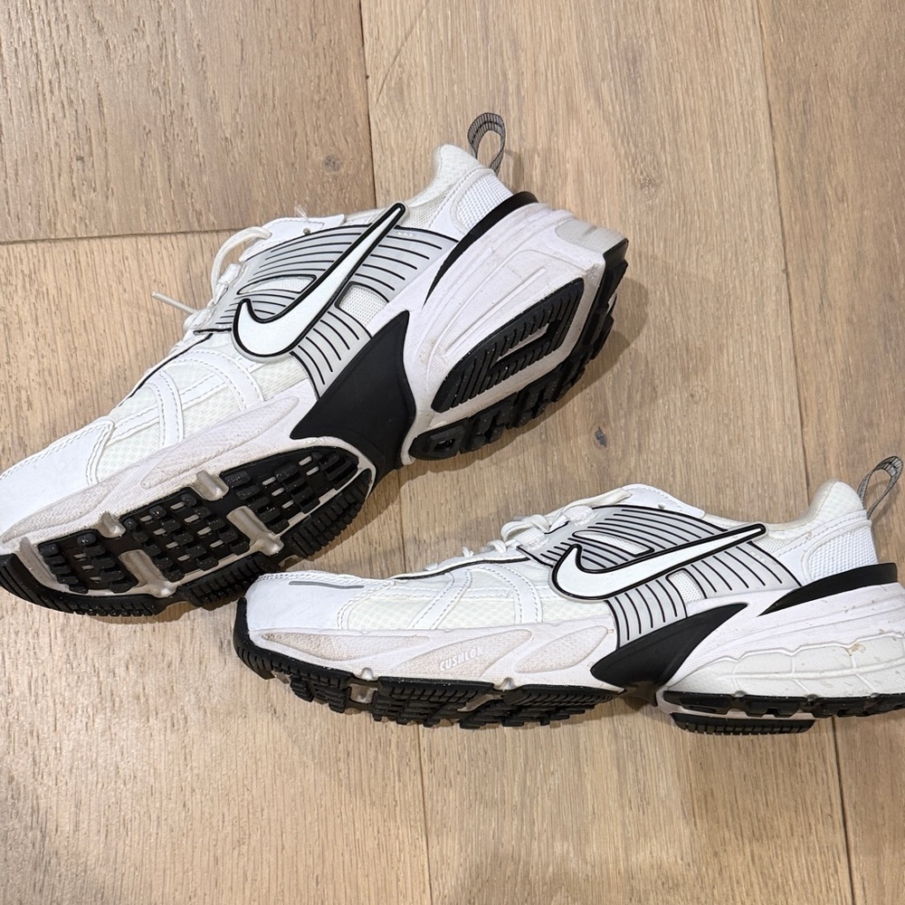 Nike White and Black Athletic Shoes - Picture 2 of 2